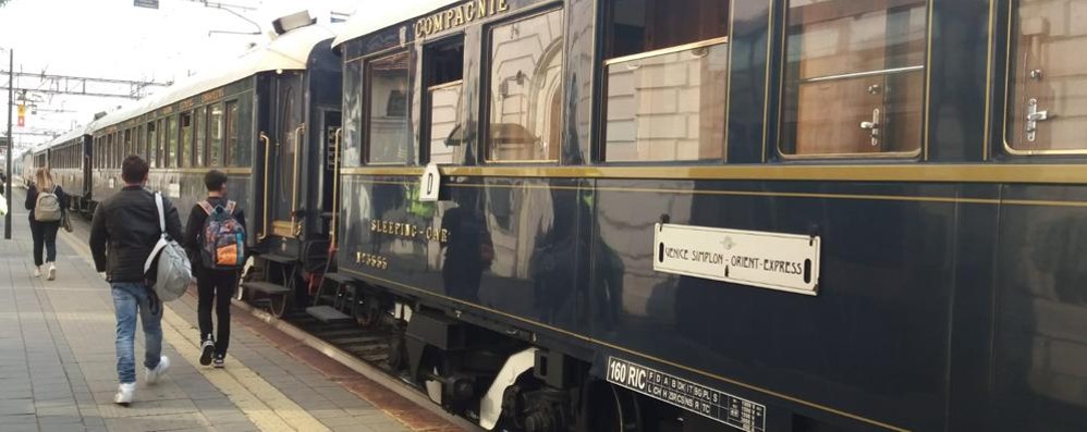 L’Orient Express fermo alla stazione di Seregno