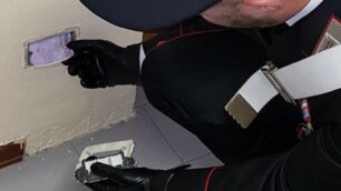 Droga e contanti nascosti nella cavità delle prese elettriche