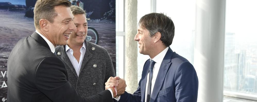 Il vicepresidente di Regione Lombardia Fabrizio Sala con Andrea Dell'Orto, presidente di Eicma, e Pierluigi Cocchini, direttore centrale vendite della Rinascente, alla presentazione di Eicma 2018