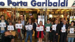 Treni Flash Mob pendolari stazione Milano