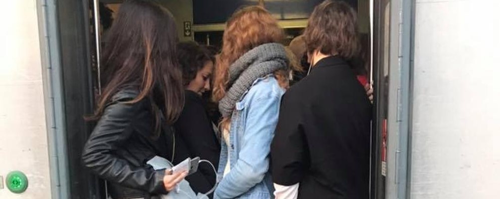 Una foto scattata dai pendolari la mattina di lunedì 15 ottobre 2018 alla stazione di Lissone