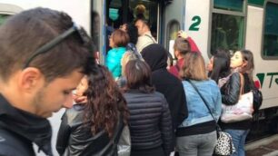 Calca alla stazione di Lissone: una foto scattata nella mattinata di venerdì 5 ottobre dai pendolari