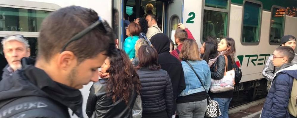 Calca alla stazione di Lissone: una foto scattata nella mattinata di venerdì 5 ottobre dai pendolari