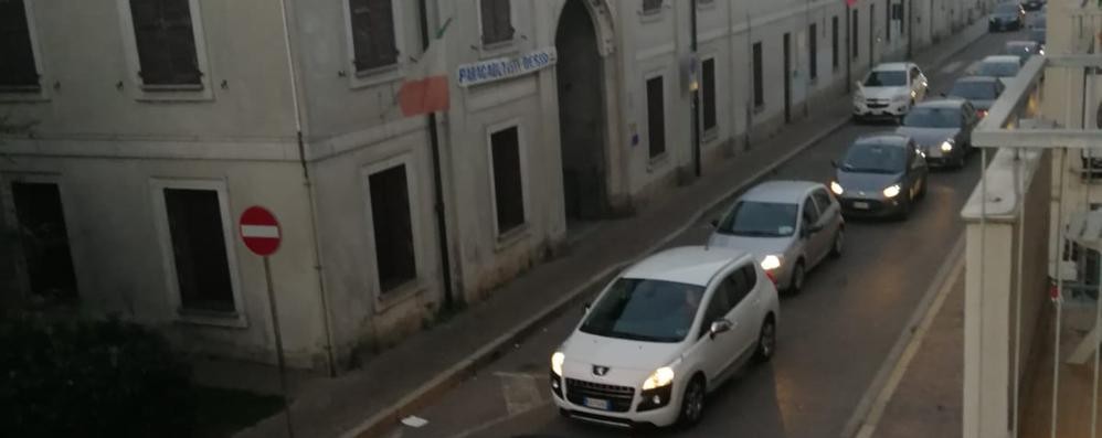 traffico giovedì mattina a causa dei lavori di asfaltatura all'ingresso della SS36