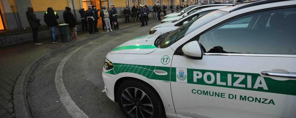 Pattuglie della polizia locale in stazione a Monza