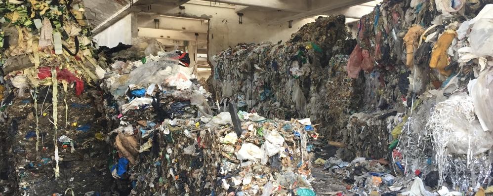 Uno dei capannoni dell'ex Snia stipato di rifiuti abbandonati agosto 2018