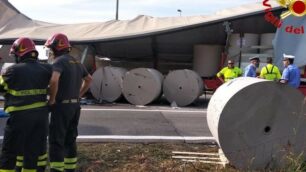 Vimercate incidente camion bobine carta
