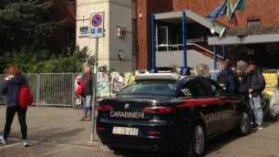 Vimercate, carabinieri a scuola in via Cremagnani - foto d'archivio