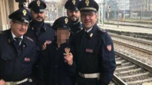 Polizia ferroviaria: la foto scattata dagli agenti con il bambino ritrovato su un treno