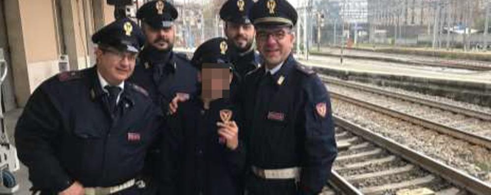 Polizia ferroviaria: la foto scattata dagli agenti con il bambino ritrovato su un treno