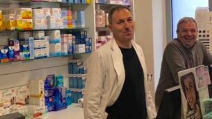 Il titolare Alessandro Segramora (a sinistra) con l'assistente Vincenzo nella sede provvisoria aperta lunedì mattina.