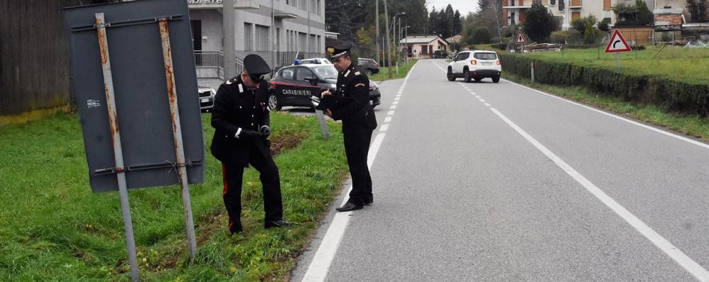 I rilievi dei carabinieri nella zona dell’incidente