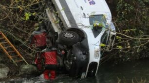 Il furgone rovesciato nel Lambro