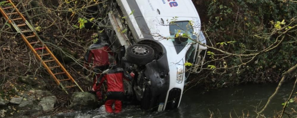 Il furgone rovesciato nel Lambro