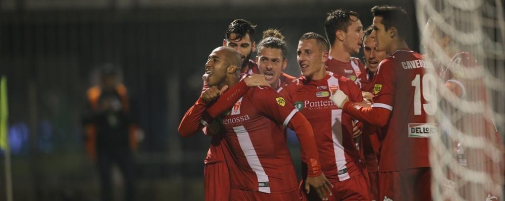 Tutti attorno a Reginaldo dopo il gol dell’1-0