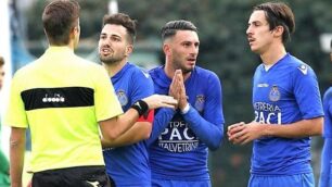 Calcio, Seregno: il momento dell'espulsione di Mapelli, secondo da destra, tra le proteste azzurre