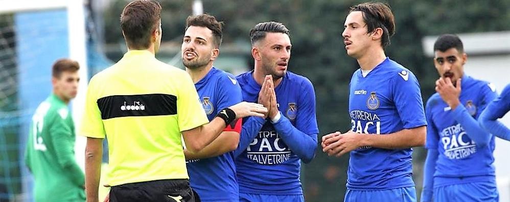 Calcio, Seregno: il momento dell'espulsione di Mapelli, secondo da destra, tra le proteste azzurre