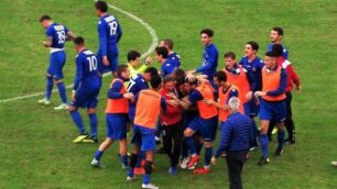 Calcio, Seregno: l’ esultanza dopo il gol di Gritti