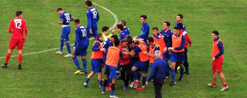 Calcio, Seregno: l’ esultanza dopo il gol di Gritti