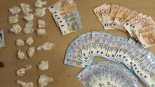 La droga e i contanti sequestrati dai carabinieri di Carate