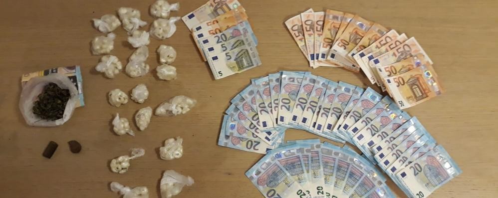 La droga e i contanti sequestrati dai carabinieri di Carate