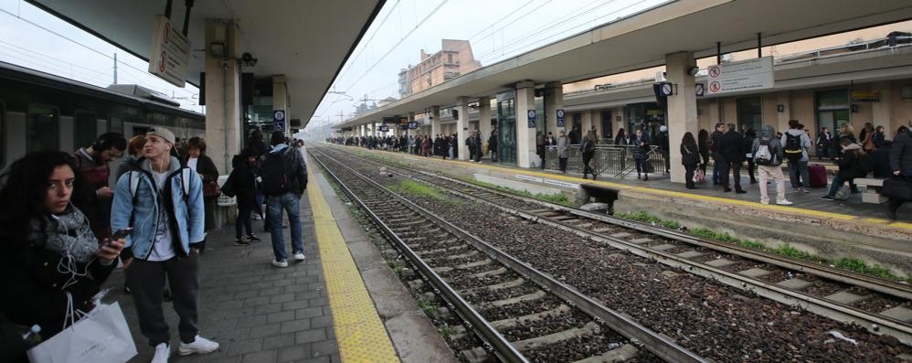 Monza:pendolari in attesa dei treni