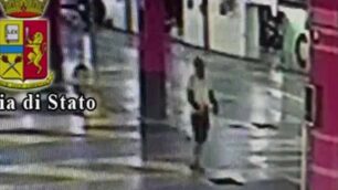 L’autore del cartello di insulti nel parcheggio coperto del centro commerciale Carosello