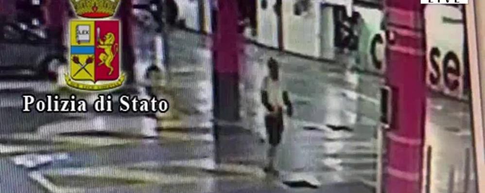 L’autore del cartello di insulti nel parcheggio coperto del centro commerciale Carosello