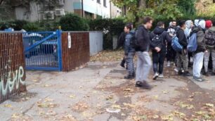 I ragazzi fuori dall’istituto Floriani