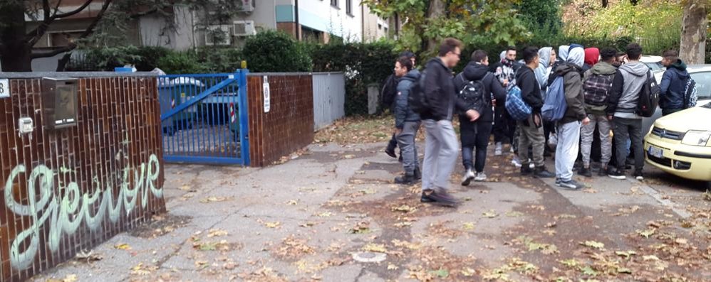 I ragazzi fuori dall’istituto Floriani