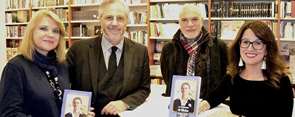 Natalia e Lino Longobardi (a sinistra) alla presentazione del libro