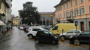 Monza Figurine storiche Piazza Garibaldi