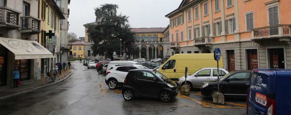 Monza Figurine storiche Piazza Garibaldi