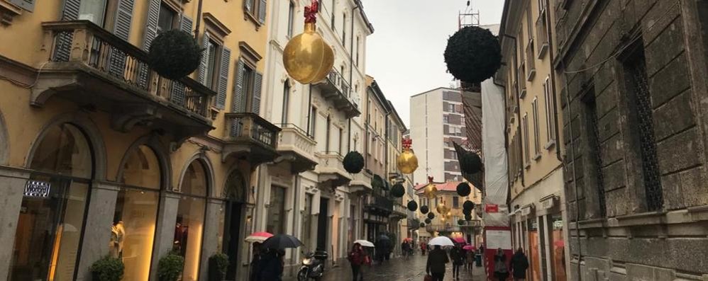 Gli addobbi in via Italia