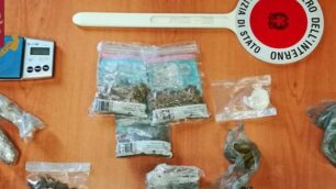 Parte della droga sequestrata dalla polizia in via Arosio