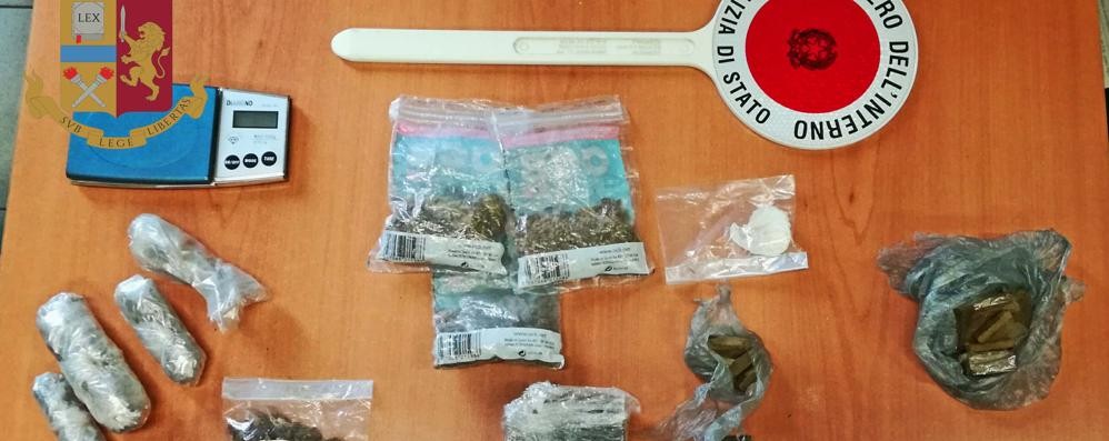 Parte della droga sequestrata dalla polizia in via Arosio