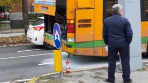 L’estintore e la polvere rimasta sull’asfalto.