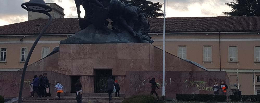 monumento caduti carnevale monza