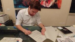 Seregno - Alberto Rossi mentre firma la lettera per Attilio Fontana