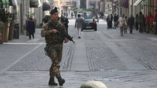 Un militare in centro a Monza