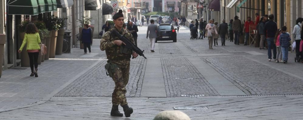 Un militare in centro a Monza