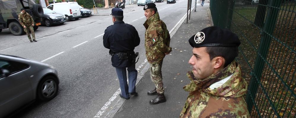 Militari a Monza, con la polizia effettuato un maxi controllo in stazione