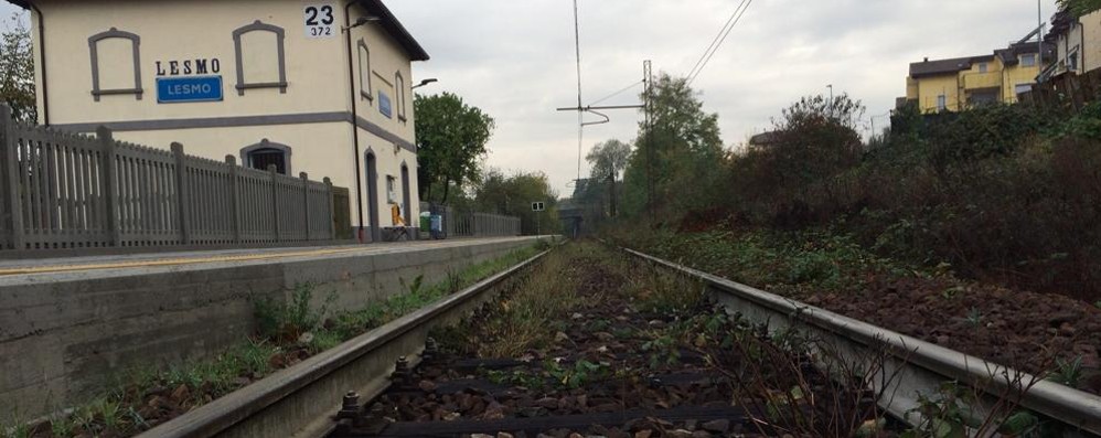 stazione lesmo linea seregno carnate macherio sovico ferrovia trenord