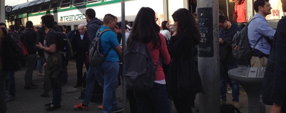 Pendolari in attesa sulla banchina del treno