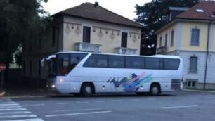 Il bus sostitutivo istituto da Trenord al posto dei treni della Seregno-Carnate