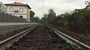 I binari deserti della Seregno-Carnate nei pressi della stazione di Lesmo