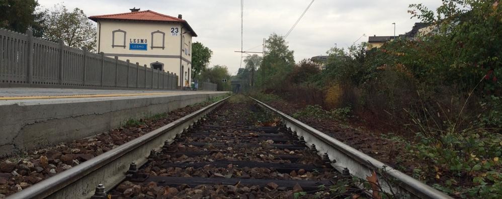 I binari deserti della Seregno-Carnate nei pressi della stazione di Lesmo