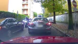 Screenshot dal video delle auto contromano verso l’autodromo: è stato pubblicato da Repubblica.it