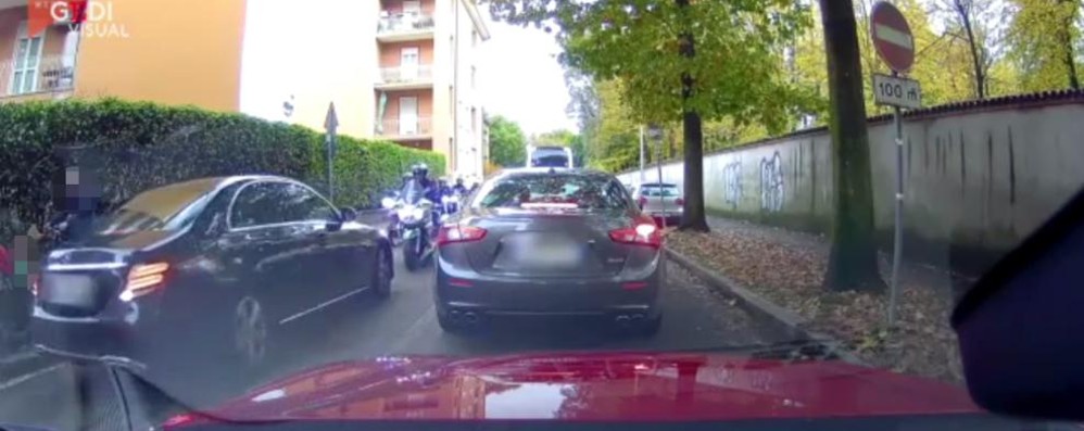 Screenshot dal video delle auto contromano verso l’autodromo: è stato pubblicato da Repubblica.it