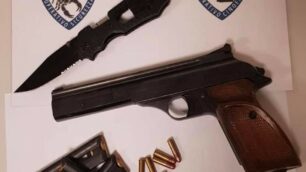 Un arresto a Monza: scappa all’alt, è ubriaco e in auto ha un coltello, proiettili e pistola